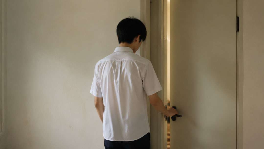 当孩子青春期突然关门沉默，很多父母第一反应都错了